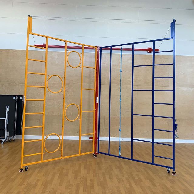 Cable Braced Trio Frame with Screw Down Floor Pads